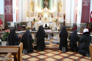 Католики Житомира моляться біля труни свого першого єпископа