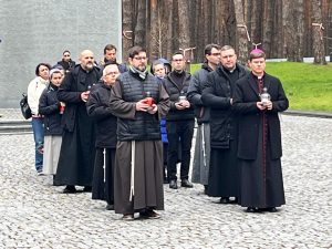 «Пам’ять сильніша за найпідступнішу брехню»: у Биківні вшанували жертв Катинського розстрілу